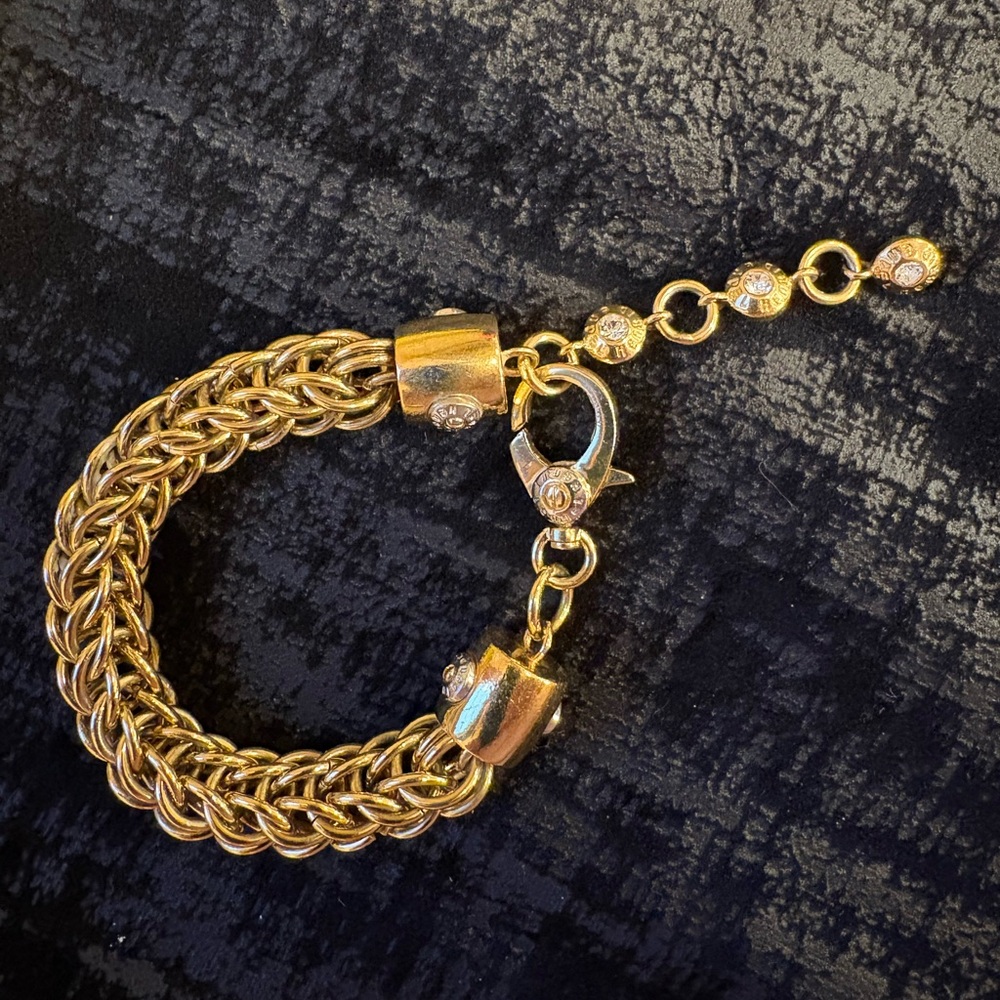 Luxurious Gold Chain Bracelet
